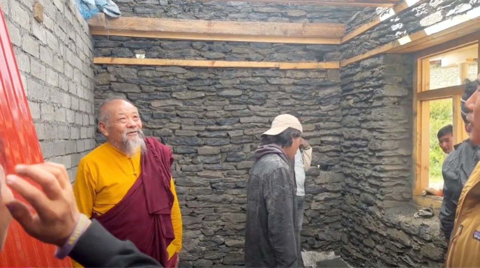 仁波切在村中石屋裡與村民談話