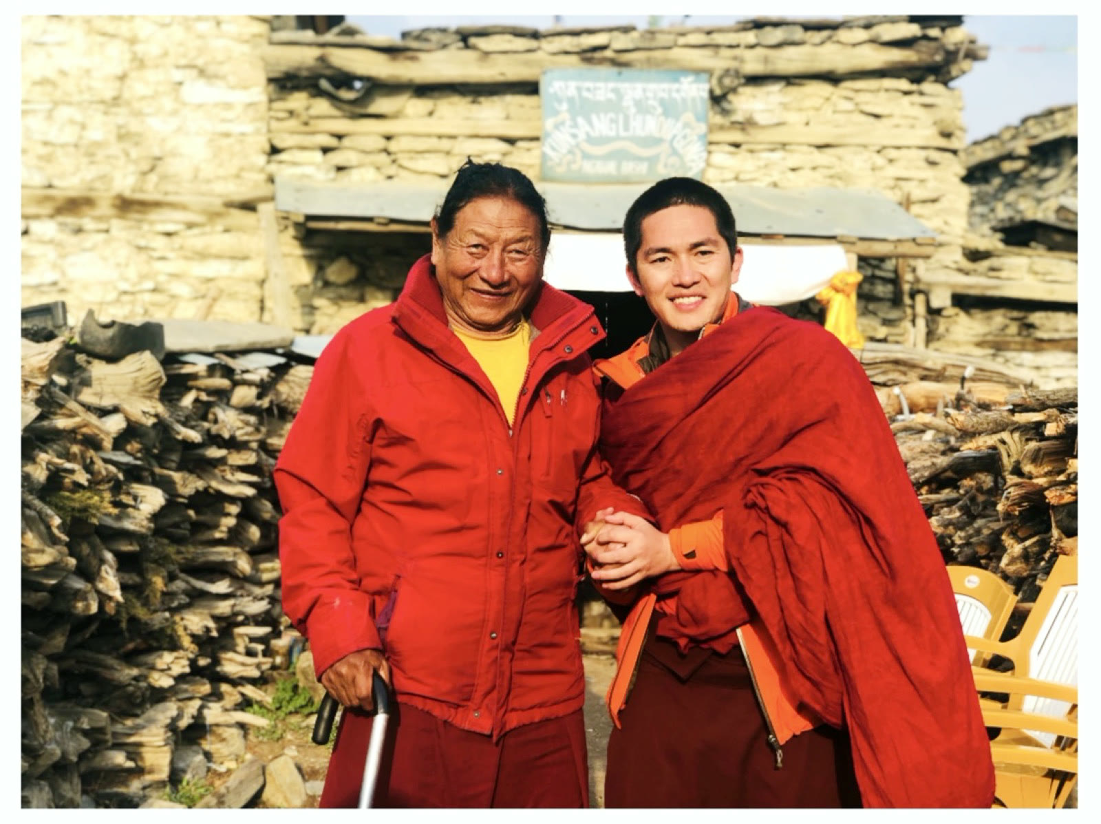 瑪瑟噶瑪竹舉丹增仁波切與奇美多傑仁波切在昆桑倫珠寺門前合影